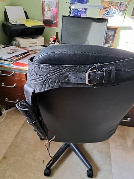 Västenhölster med replikapistol.