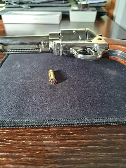 Västenhölster med replikapistol.