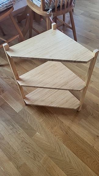 Hörnhylla i ljust trä med tre hyllplan