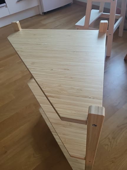 Hörnhylla i ljust trä med tre hyllplan