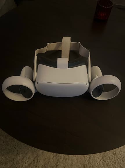 Meta Quest 2 VR‑headset med handkontroller
