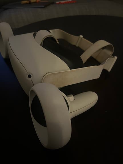 Meta Quest 2 VR‑headset med handkontroller