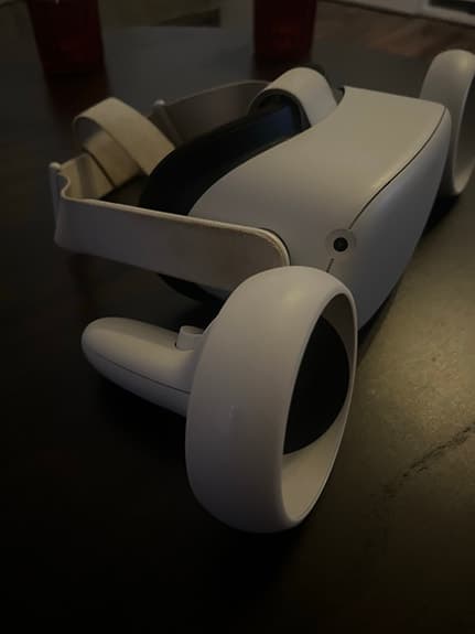 Meta Quest 2 VR‑headset med handkontroller