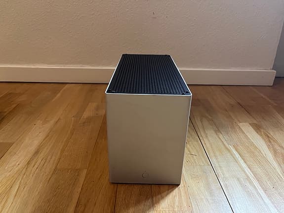 Gaming-PC i LOUQE Ghost S1 / Ryzen 7 5800X / RTX 3060 Ti / BenQ XL2420T-skärm