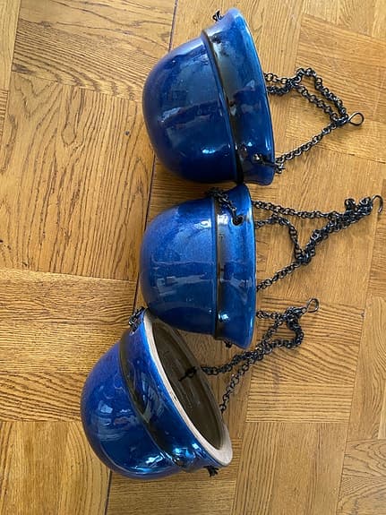 Tre koboltblå amplar