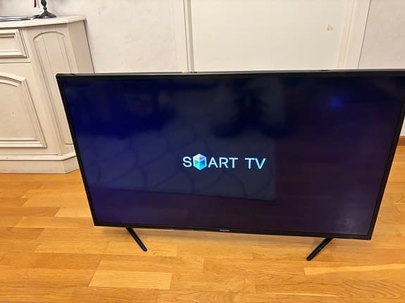 Samsung smart TV 40” 4K UHD LED-TV med Smart TV-funktioner.