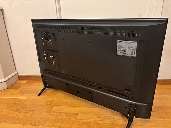 Samsung smart TV 40” 4K UHD LED-TV med Smart TV-funktioner.