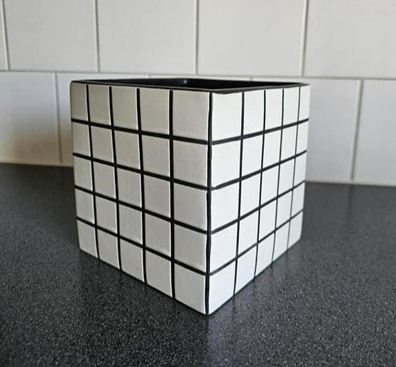 Rutig, fyrkantig kruka 15×15×15cm
.