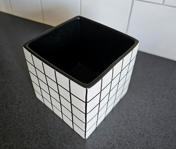 Rutig, fyrkantig kruka 15×15×15cm
.