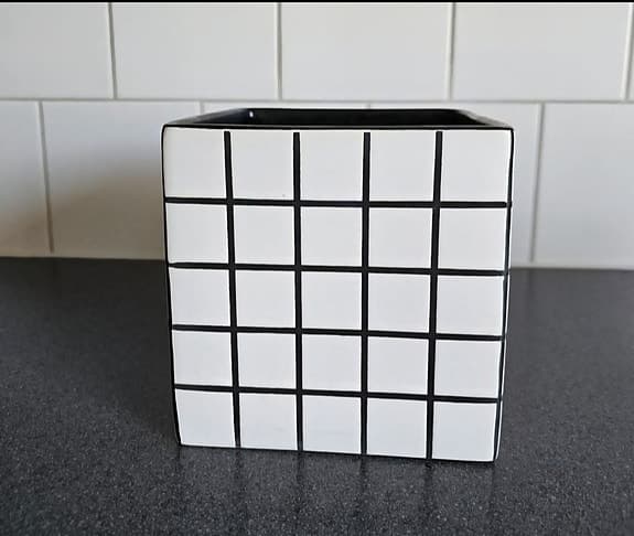 Rutig, fyrkantig kruka 15×15×15cm
.