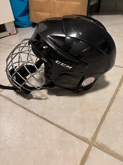 CCM Fitlite 50 hockeyhjälm med galler svart