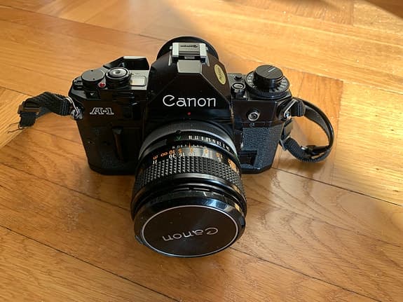 Canon A-1 analog systemkamera + 2 objektiv, blixt och tillbehör