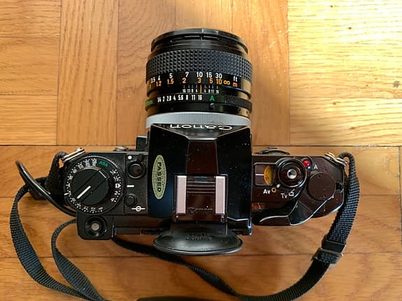 Canon A-1 analog systemkamera + 2 objektiv, blixt och tillbehör