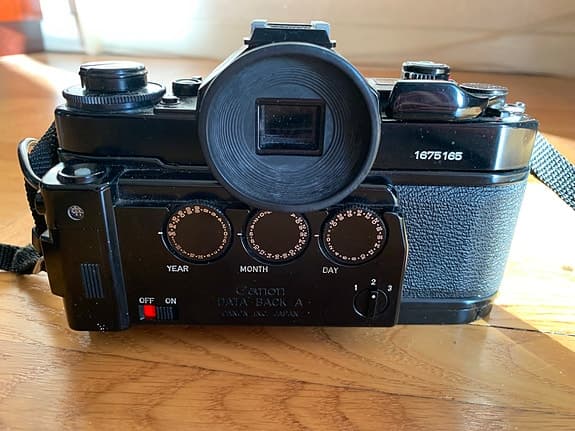 Canon A-1 analog systemkamera + 2 objektiv, blixt och tillbehör