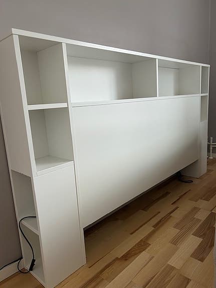 Sänggavel i vitlack