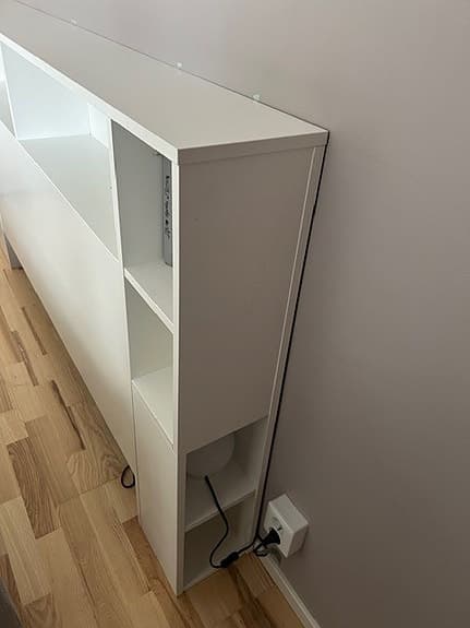 Sänggavel i vitlack