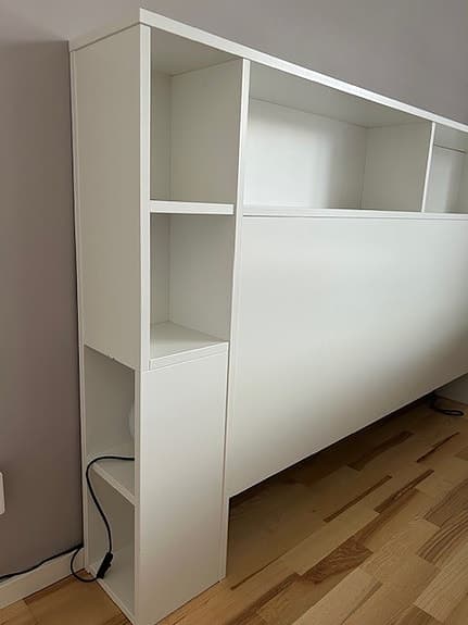 Sänggavel i vitlack