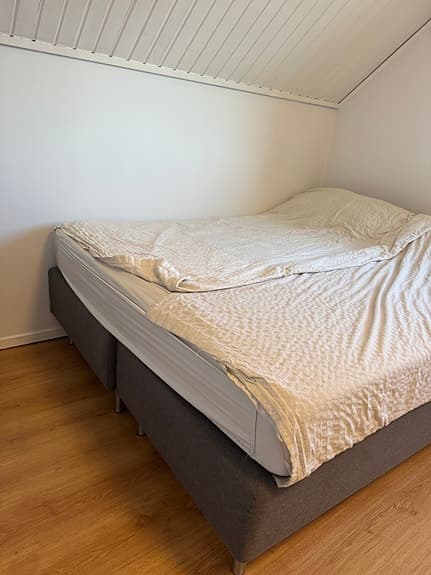 Mio säng grå