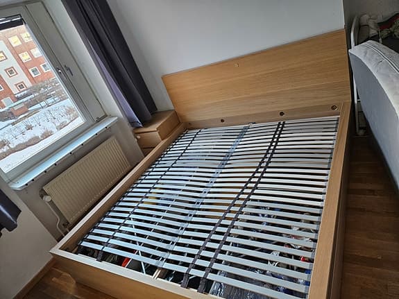 MALM Sängstomme, LÖNSET ribbotten och 2 MALM sängbord  i vitlaserad ekfaner