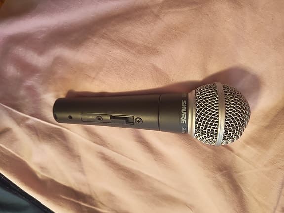 Shure SM58 Dynamisk Mikrofon (med brytare) – Nyskick!