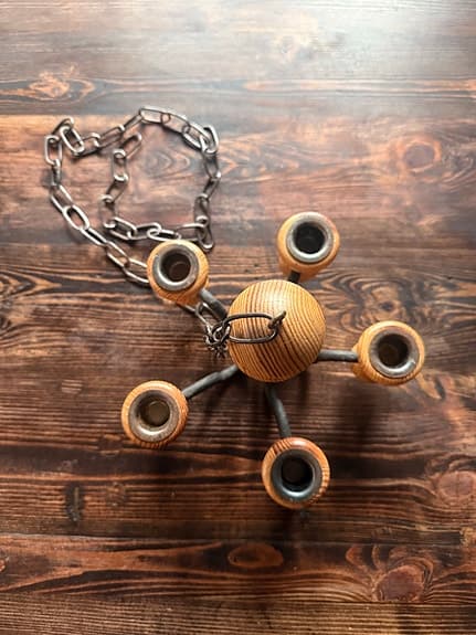 Mindre ljusskrona i furu och svart metall