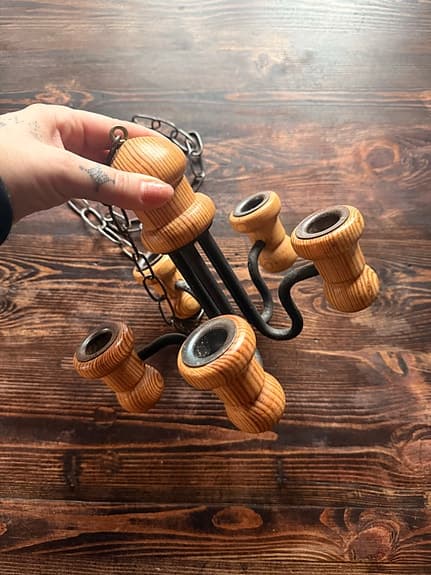 Mindre ljusskrona i furu och svart metall