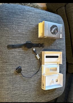 Fitbit Versa 4 smartklocka svart