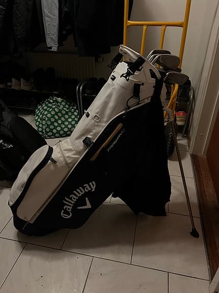 Callaway golfbag med järnklubbor + wedgar och putter