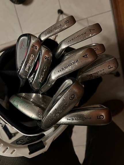 Callaway golfbag med järnklubbor + wedgar och putter