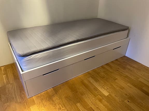 Micki sängram och Svane Excellent resårmadrass