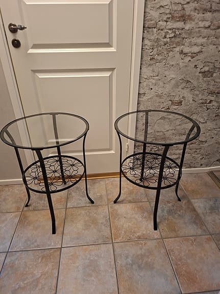 2 st stilrena sidobord/ nattbord