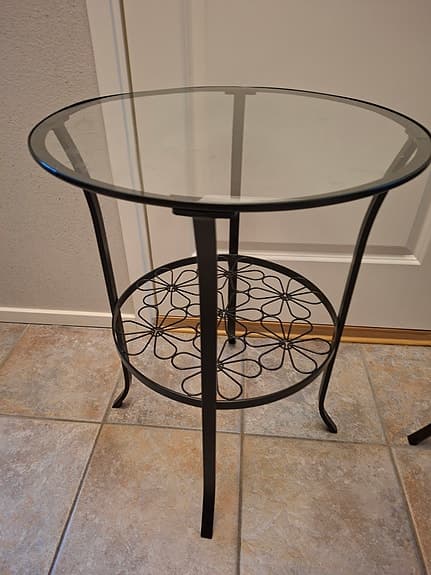 2 st stilrena sidobord/ nattbord