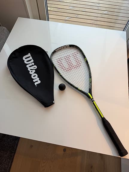 Wilson squashracket med fodral och boll