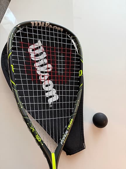 Wilson squashracket med fodral och boll