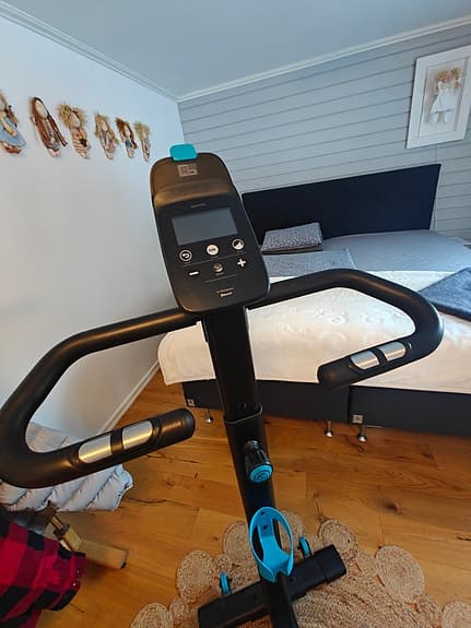 Märkeslös motionscykel med digital display svart