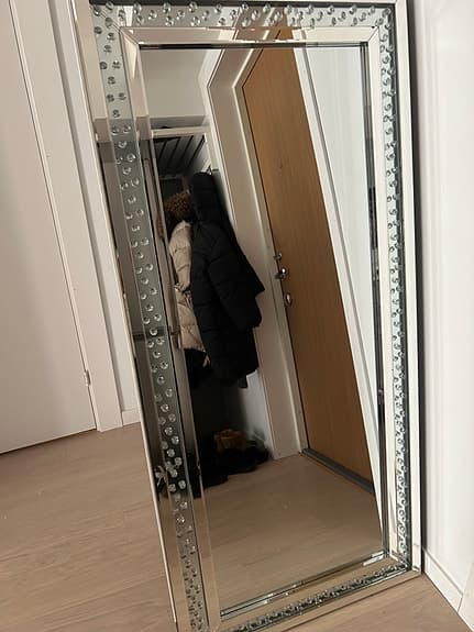 Spegel spegel på väggen där