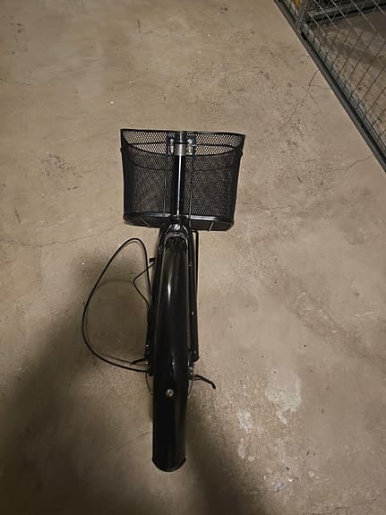 Cykel framgaffel med broms, korg och stänkskärm