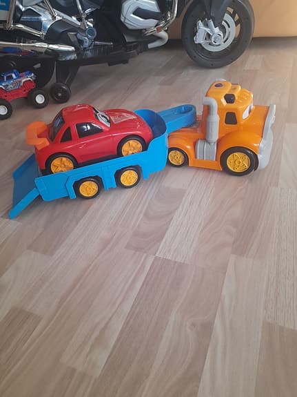 Leksaksbil med bärgningslastbil plast röd och orange