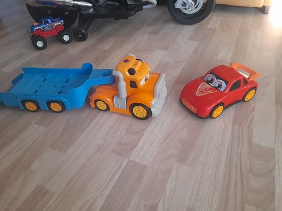 Leksaksbil med bärgningslastbil plast röd och orange