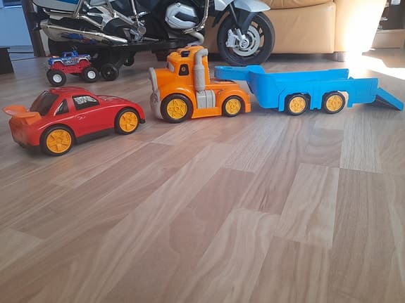 Leksaksbil med bärgningslastbil plast röd och orange