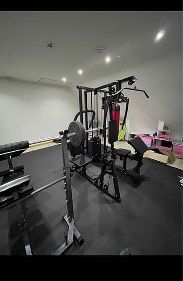 Multigym och träningsbänk hemmagym svart