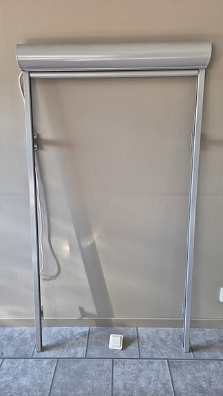Vertikalmarkis med svart screenväv