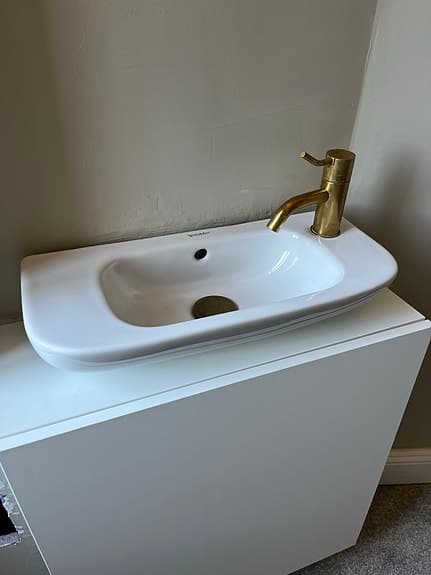 Litet handfat Duravit (vit porslin) samt blandare i mässing