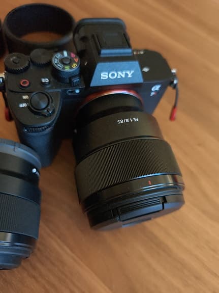 Sony A7R V (61MP) + Sony FE 85/1.8 + Sony FE 35/1.8 – Proffspaket i nyskick