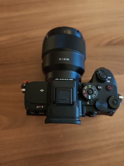 Sony A7R V (61MP) + Sony FE 85/1.8 + Sony FE 35/1.8 – Proffspaket i nyskick