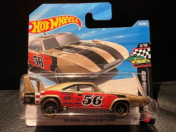 Hot Wheels ’69 Dodge Charger Daytona leksaksbil guld röd