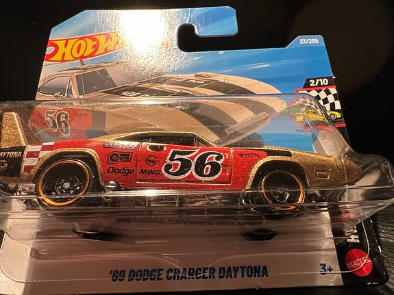 Hot Wheels ’69 Dodge Charger Daytona leksaksbil guld röd