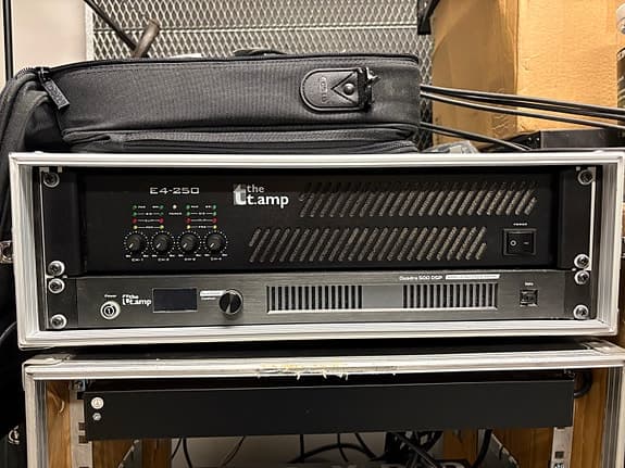 the t.amp E4-250 effektförstärkare rackmonterad svart