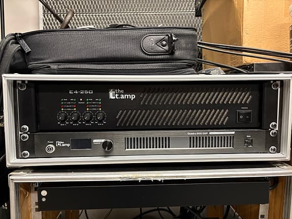 the t.amp E4-250 effektförstärkare rackmonterad svart