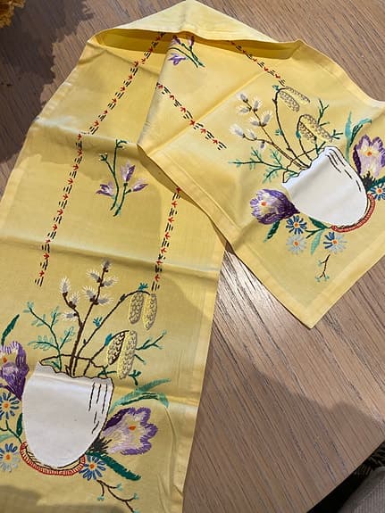 Påsk duk/Löpare handbroderad